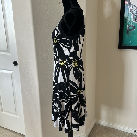 Adorable NWOT  London Times Black Daisy Dress Size 10 - Picture 3 of 9